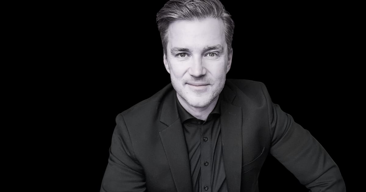 Christian Maaß auf der Bühne, Vortrag zu KI im E-Commerce-Operating